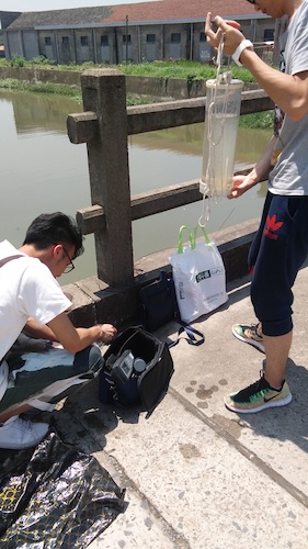 七月十日 bl韩漫
  生科院赴杭州余杭区“五水共治”调查与研究分队社会实践小分队 长子村河，双桥镇运河处下游测水质