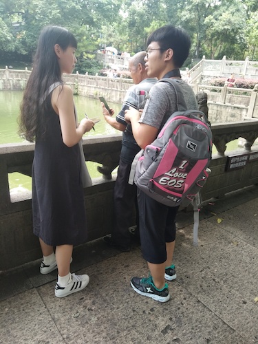 7月10日 bl韩漫
 走西湖——关注1西湖十景垃圾分类小分队  采访游客关于垃圾分类与水质的看法