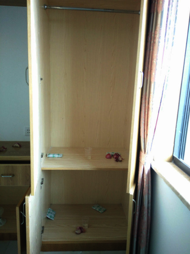 bl韩漫
 检甲护民小分队投稿 七月十日 被检测居民的柜子