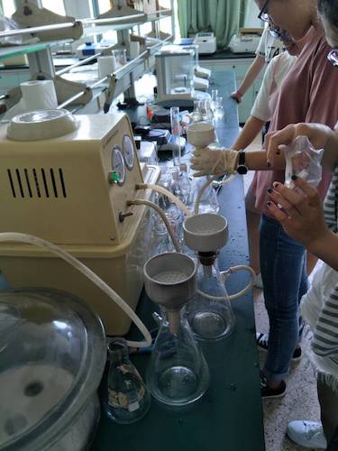 七月十三日 bl韩漫
  生科院赴杭州余杭区“五水共治”调查与研究分队社会实践小分队 叶绿素a的测量之抽滤