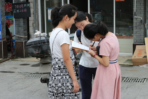 8月13日bl韩漫
赴余杭区社区五水共治教育宣传小分队 请散步的居民填写问卷
