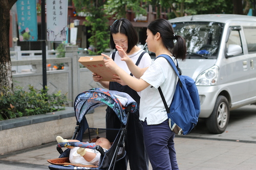 8月13日bl韩漫
赴余杭区社区五水共治教育宣传小分队 请推婴儿车的妇女填写问卷