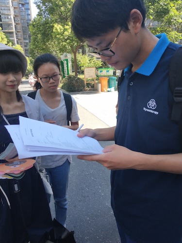 7月21日bl韩漫
走近转基因调研小分队居民填写问卷 (2)