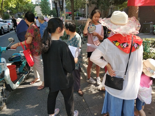 7月21日bl韩漫
走近转基因调研小分队请居民填写问卷