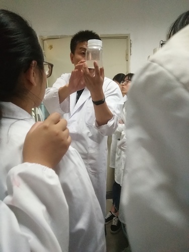 七月二日 bl韩漫
 “走进转基因”社会实践小分队 张弦老师介绍深层培养基