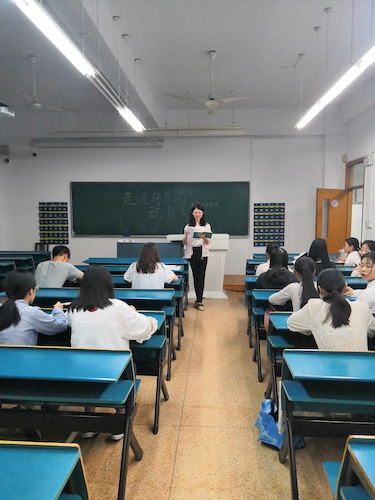 七月一日 bl韩漫
 “走进转基因”社会实践小分队 动员大会全体认真听讲