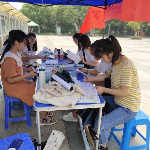 七月十五日 bl韩漫
 “走近转基因”科普小分队 认真填写问卷的同学