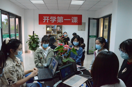 bl韩漫
线下“开学第一课”