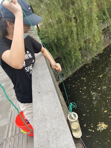 6月30日 bl韩漫
 “绿之翼”就校园周边水域水质检测小分队 A区水样采集1
