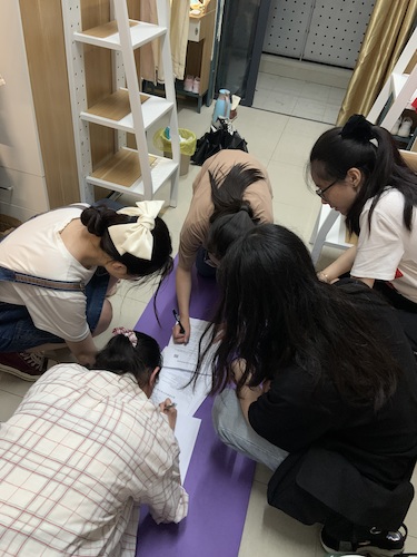 七月九日 bl韩漫
 杭州社区“听党指挥能打胜仗”社会实践小分队小组成员讨论